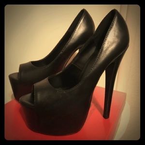 Black peep toe heels 5.5
